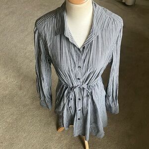 Impeccably detailed Lafayette 148 L cotton tie waist shirt